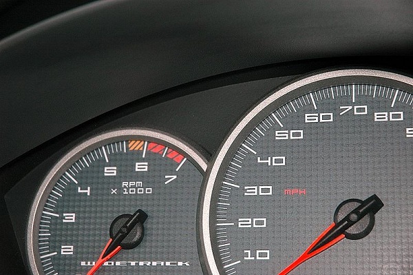  O medidor à esquerda é um tacômetro que pode chegar à 7000 rpm. 